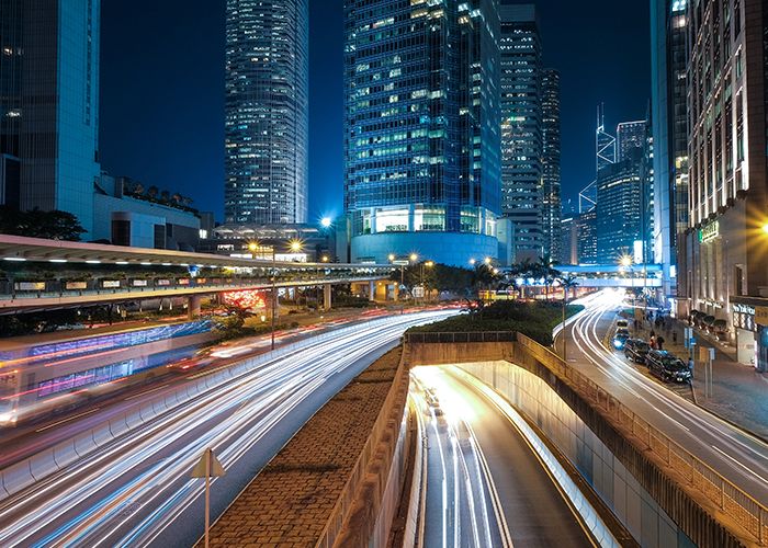 Traffic Fahrbahn und Skyline bei Nacht