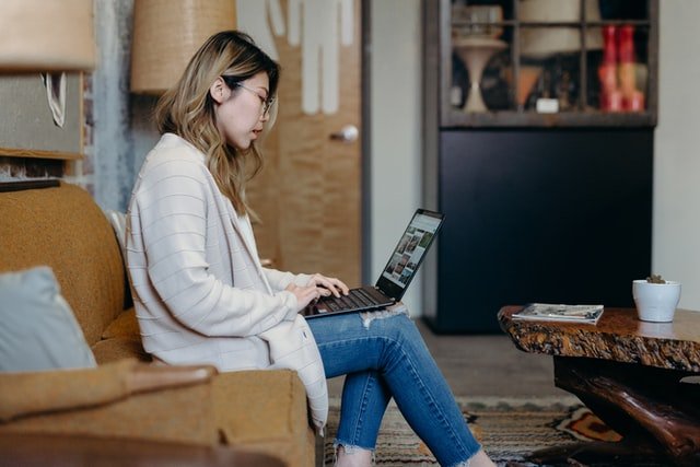WP-Rollen-Autor Junge Frau am Laptop
