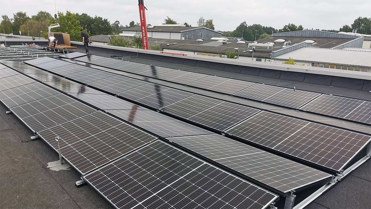 Aufbau der Solarpaneele auf dem Dach von Mittwald