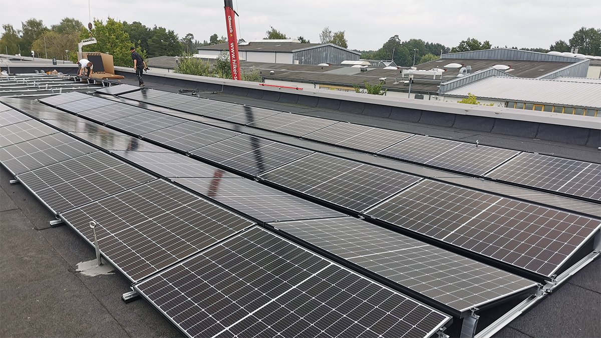 Photovoltaik-Anlage Mittwald Aufbau der Solarpaneele auf dem Dach von Mittwald