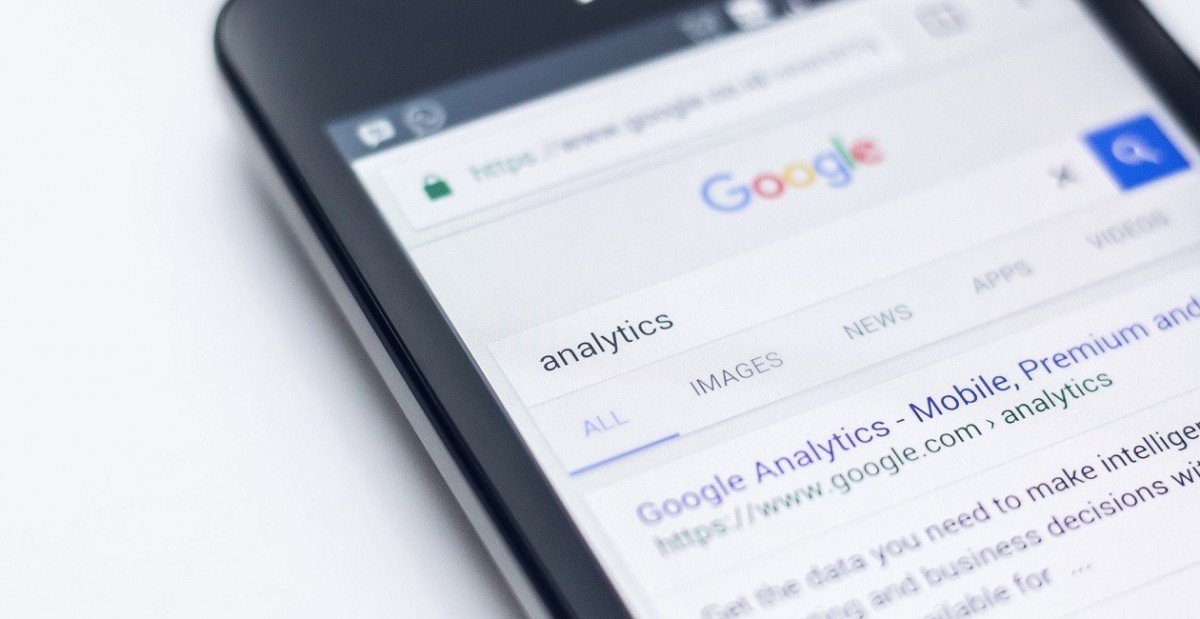 google_analytics Smartphonebildschirm mit Googlesuche nach Analytics