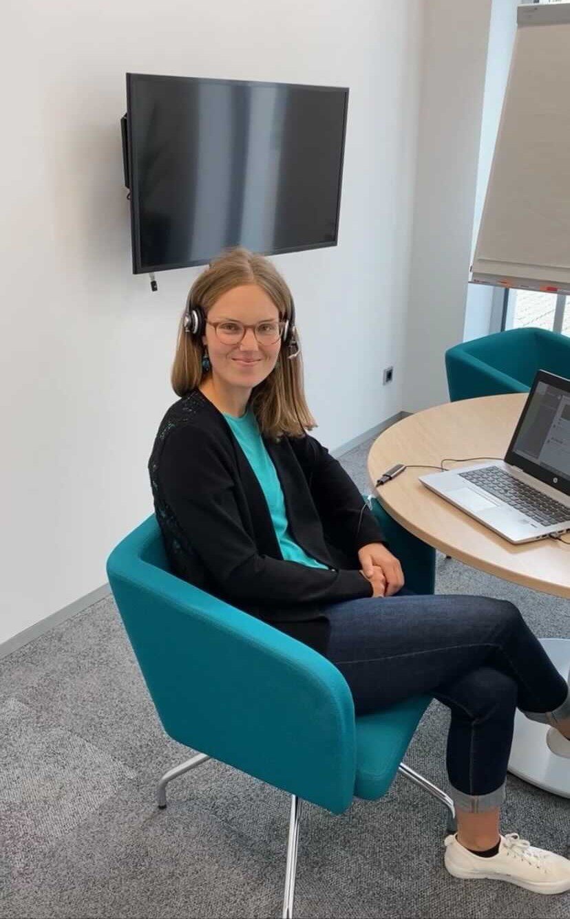 Carina Carina beim Technik-Check für die Republica.