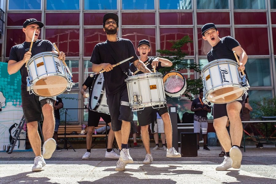 Die Berlin Äcademy für Marching Drums – BÄM – hat für Stimmung beim WelcomeCamp 2019 gesorgt.