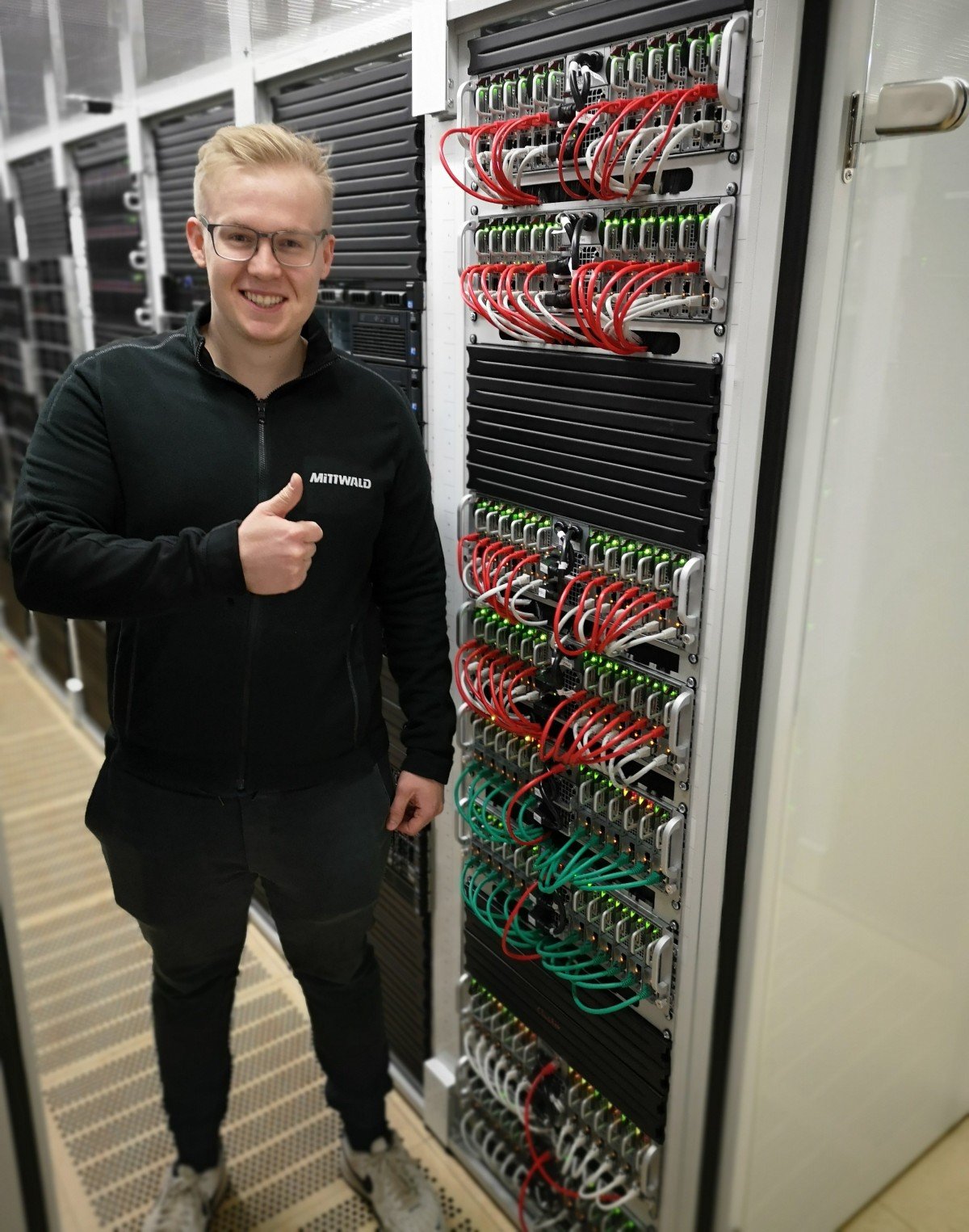 Christian zeigt stolz die 96 Bladeserver, mit denen Mittwald HackingCorona unterstützt.