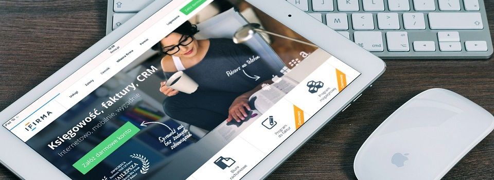 iPad Website präsentieren Tablet mit geöffneter Startseite eines Internetshops